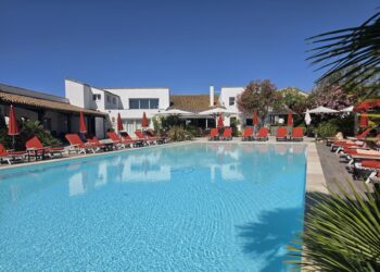Piscine de l'estelle ne camargue sundeck et transat