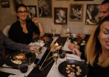 Planches de tapas servies lors d'une soirée musicale